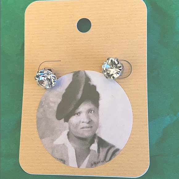 Medium sized stud earrings - Picture 2 of 3